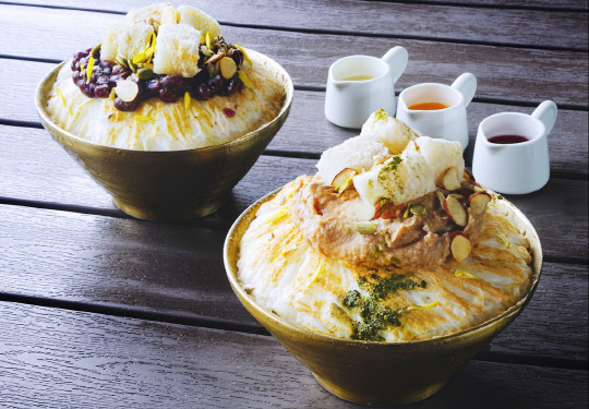 제주 푸른콩 빙수.켄싱턴 제주 호텔이 '제주 푸른콩 빙수'를 출시한다. 제주에서 친환경적으로 재배된 콩을 사용한다. 9월 30일까지 선보인다. 담백한 맛의 우유 얼음을 곱게 갈아 단팥 대신 맑은 비취색을 띠는 제주 토종 콩을 삶아 만든 앙금을 얹었다. 켄싱턴 호텔 제주 제공